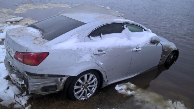 В Рыбинске на берег Волги течение прибило автомобиль Lexus (4 фото)