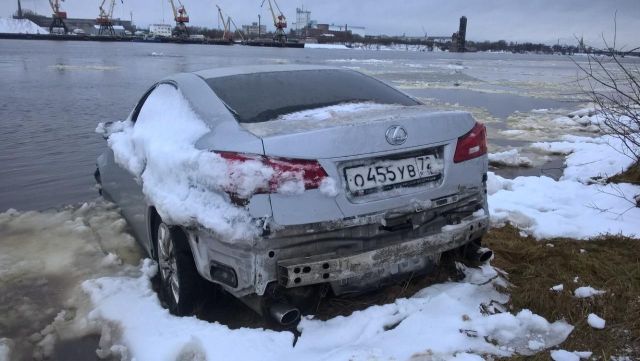 В Рыбинске на берег Волги течение прибило автомобиль Lexus (4 фото)