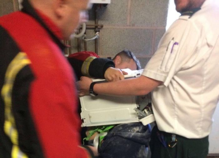 Спасатели более часа извлекали голову парня из микроволновки (4 фото)