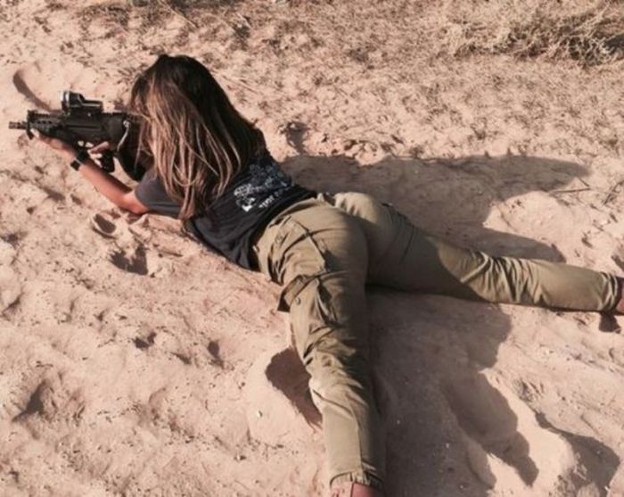 Девушки-военнослужащие и девушки с оружием (52 фото)