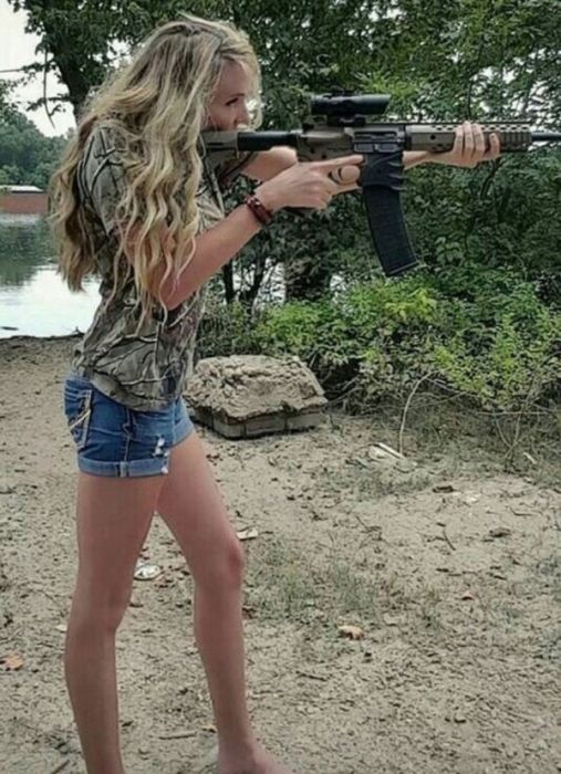 Девушки-военнослужащие и девушки с оружием (52 фото)