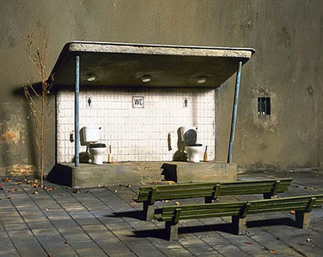 Немецкий фотограф высмеивает современное общество своими миниатюрами (16 фото)