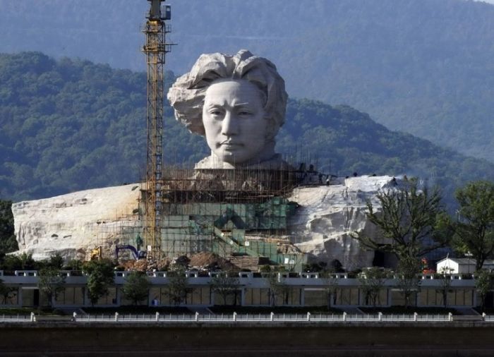 Огромная голова Mao Цзэдуна в китайском городе Чанша (8 фото)