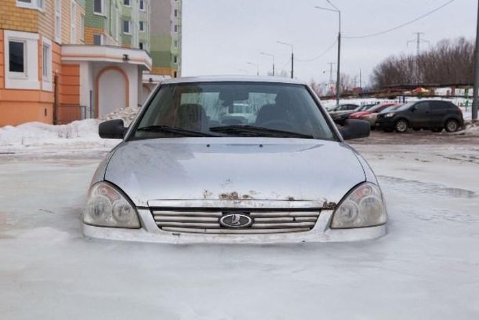 Автомобили, скованные льдом (18 фото)
