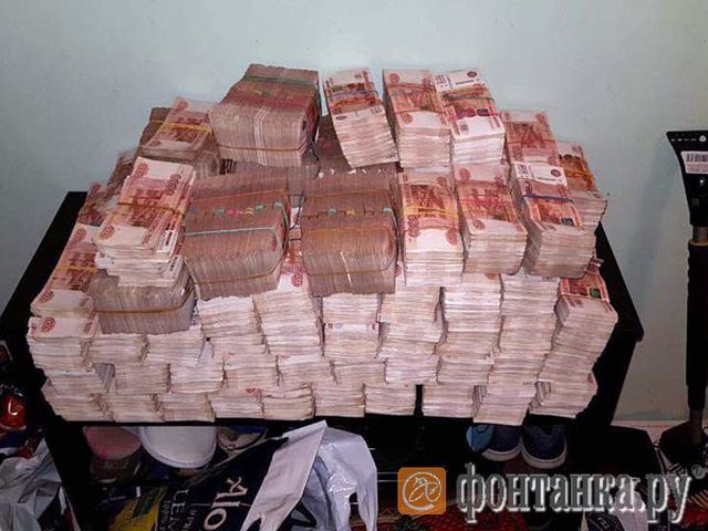 При обыске питерской квартиры полицейские обнаружили 605 млн рублей в старом диване (2 фото + видео)