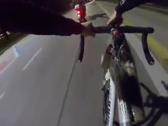 Велосипедист наказал своих обидчиков с помощью фейерверка