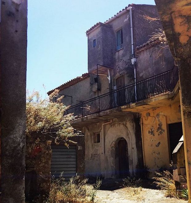 В итальянском городе Круколи раздают старые двухэтажные дома (14 фото)
