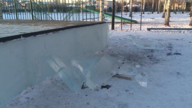 В Башкирии вандалы разбили ледяные плиты для ледяного городка (3 фото)