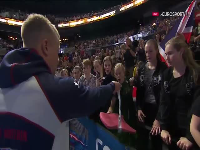 Пловец Адам Пити подарил девочке золотую медаль чемпионата Европы