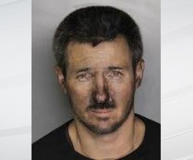 В США преступник, пытавшийся ограбить офис, застрял в дымоходе (2 фото)
