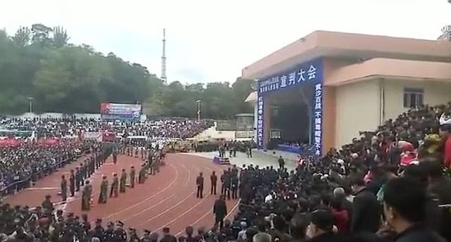 В Китае провели показательную казнь (4 фото + 2 видео)