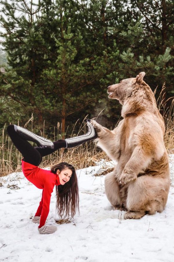 Фотосессия гимнастки Стефани Миллингер с медведем Стефаном (5 фото)