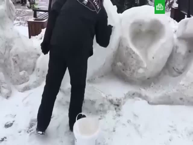 В Красноярске покрасили снег в белый цвет