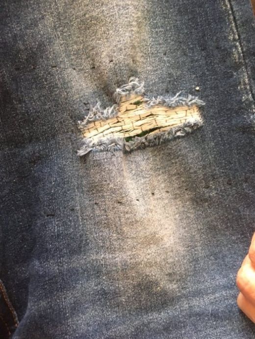 Бабушка зашила рваные джинсы внучки, чтобы не замерзала (3 фото)