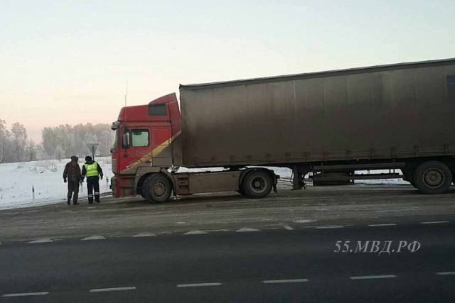 Полицейские спасли дальнобойщика, который едва не замерз на трассе Омск - Новосибирск (2 фото)