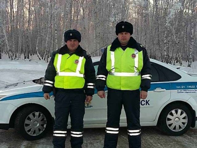 Полицейские спасли дальнобойщика, который едва не замерз на трассе Омск - Новосибирск (2 фото)