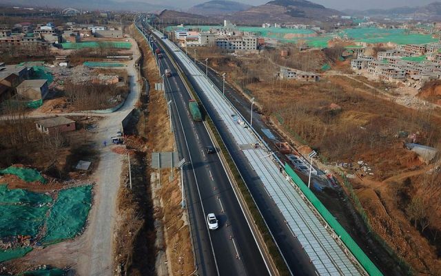 В Китае построили дорогу из солнечных батарей (6 фото)