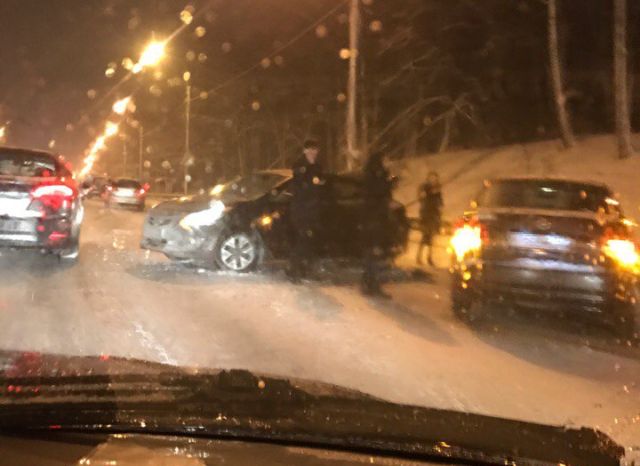 В Санкт-Петербурге участники ДТП слепили снеговиков пока ждали ДПС (3 фото)