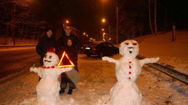 В Санкт-Петербурге участники ДТП слепили снеговиков пока ждали ДПС (3 фото)