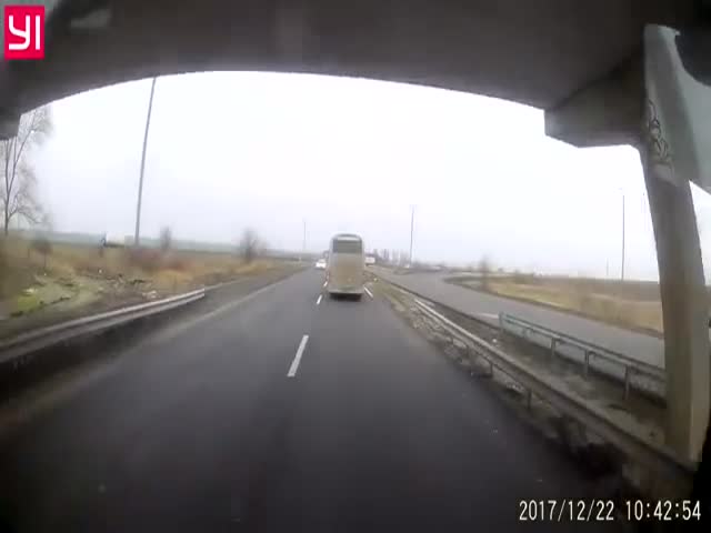 Водитель грузовика спровоцировал аварию