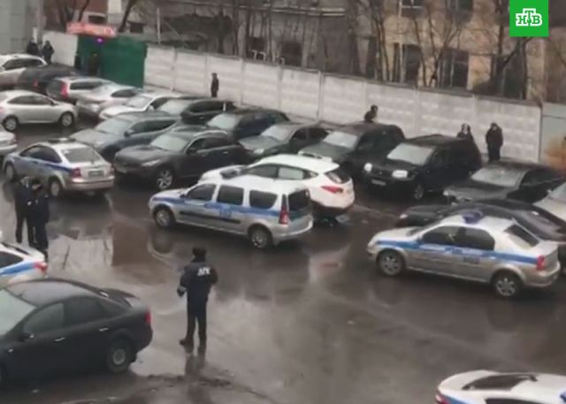Директор кондитерской фабрики «Меньшевик» открыл стрельбу и захватил заложников