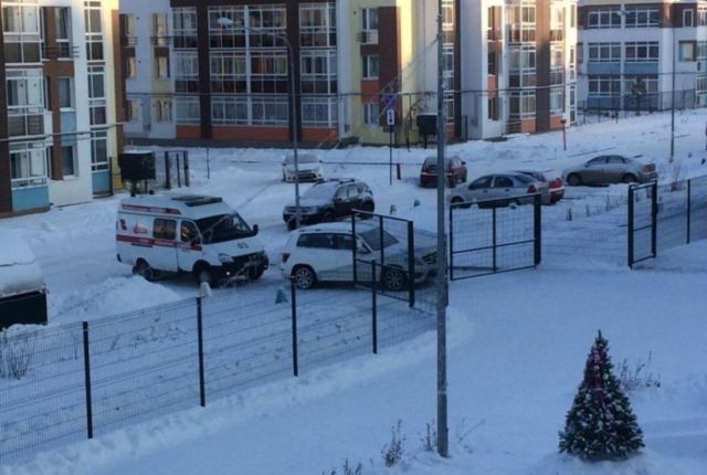 Автомобиль спортсменки Юлии Скоковой заблокировал проезд скорой помощи (2 фото)