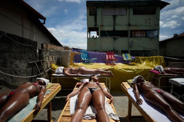 Бразильский загар в бикини из изоленты (4 фото)