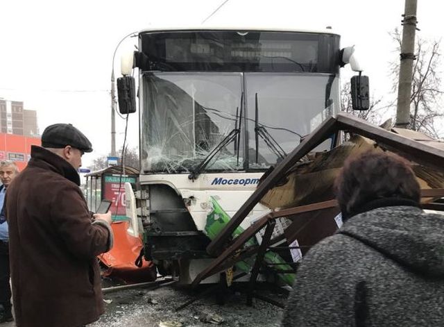 В Москве автобус врезался в остановку (6 фото + видео)
