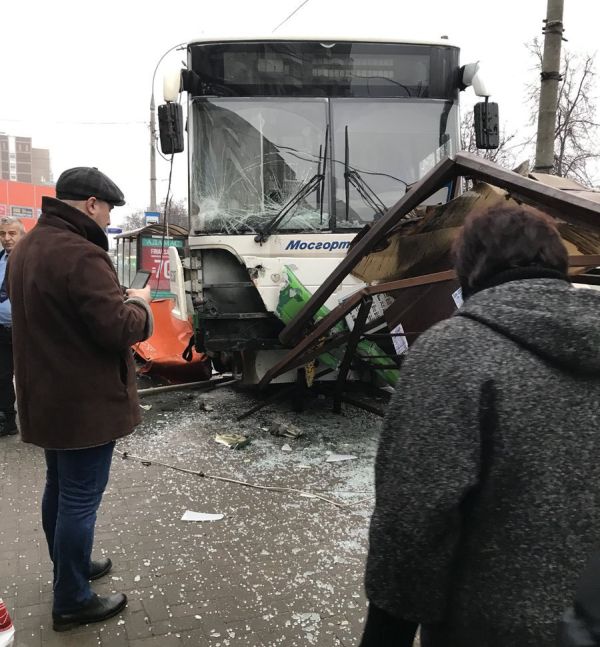 В Москве автобус врезался в остановку (6 фото + видео)