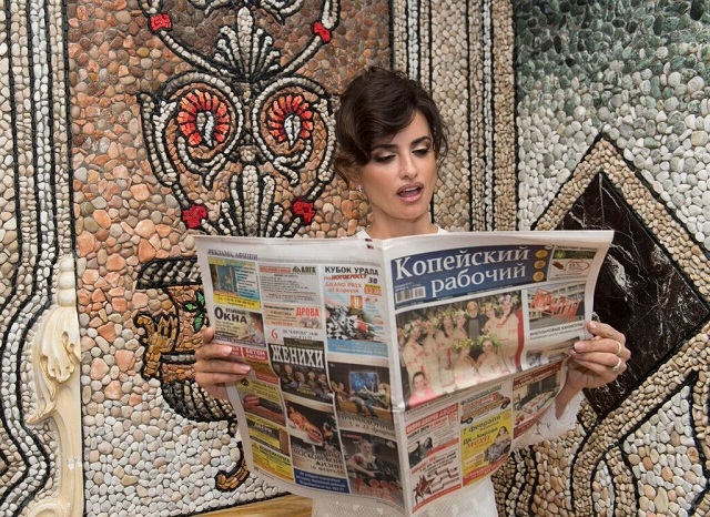 Звезды голливуда добровольно рекламируют уральскую газету «Копейский рабочий» (11 фото)