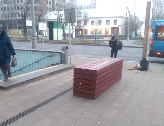 В Москве стали устанавливать бетонные блоки перед спусками подземных переходов (4 фото)