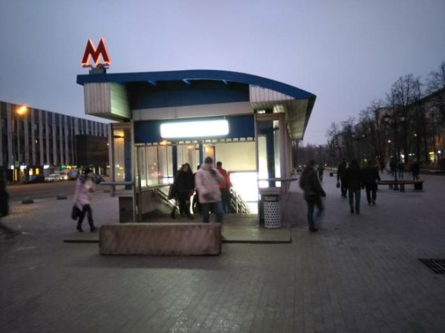 В Москве стали устанавливать бетонные блоки перед спусками подземных переходов (4 фото)