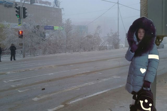 В Якутске манекены школьников помогут предотвратить наезды на пешеходов (2 фото)