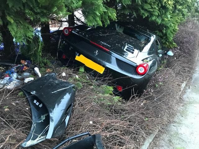 Ferrari 458 Spider въехал в сад (6 фото)