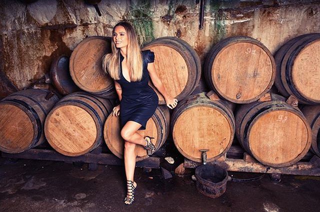 Лицо бренда шампанского оказалось порнозвездой Кларой Морган (4 фото)
