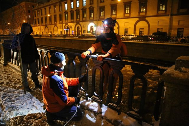 Спасение чайки, вмерзшей в Неву (10 фото)