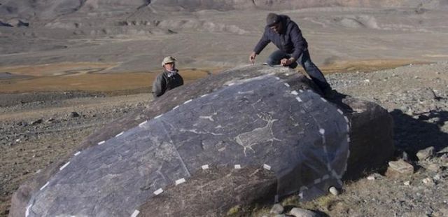 В Горном Алтае обнаружили древний рисунок на камне (3 фото)