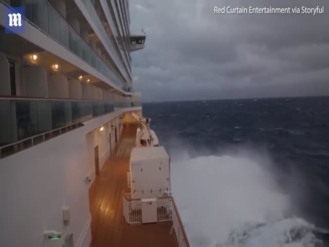 Круизный лайнер попал в шторм
