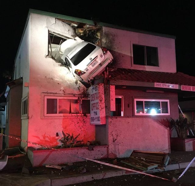 В Калифорнии автомобиль влетел во второй этаж здания (3 фото)