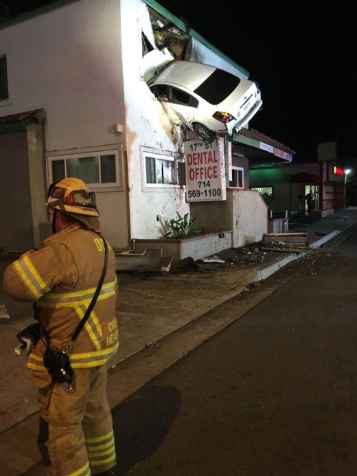 В Калифорнии автомобиль влетел во второй этаж здания (3 фото)