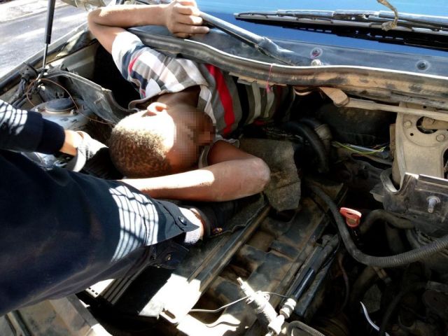 Четверо нелегальных мигрантов, спрятались в автомобиле, чтобы попасть в Испанию (2 фото)