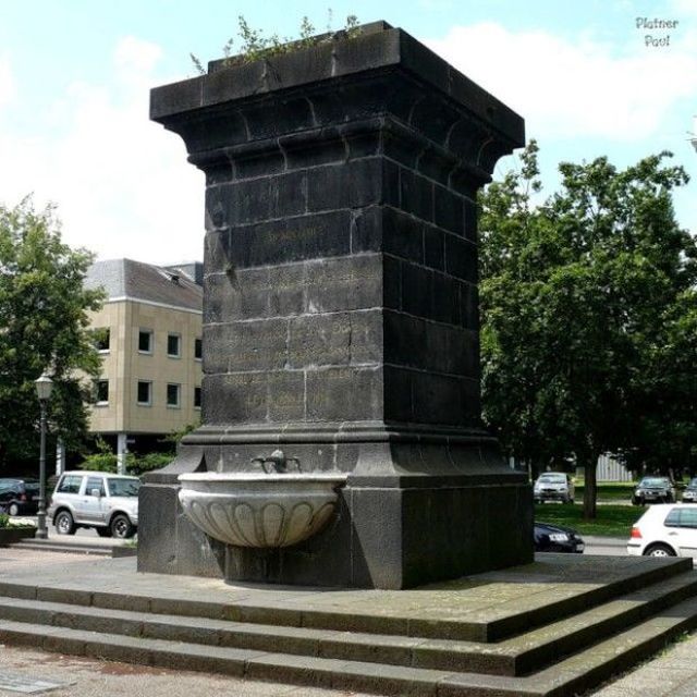 Памятник Наполеону в Германии (2 фото)