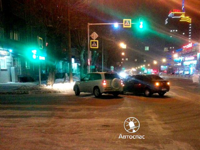 В Новосибирске таксист устроил погоню и пошел на таран, чтобы остановить обидчика (5 фото)