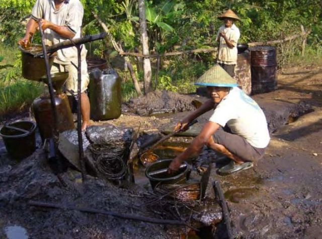 Кустарный способ добычи нефти на острове Суматра (12 фото)