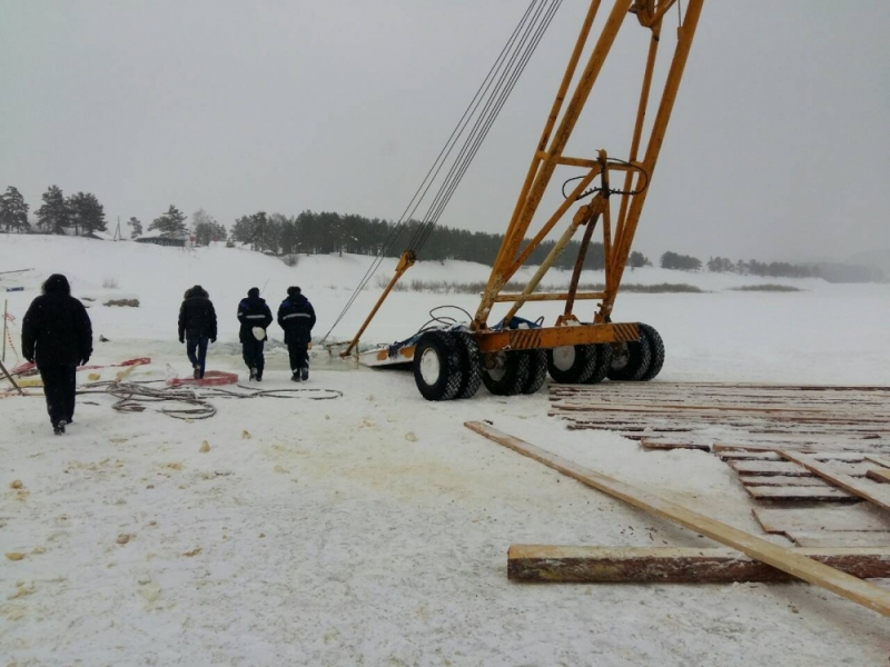 В Иркутской области при попытке достать бензовоз утопили автокран и трактор (4 фото + видео)