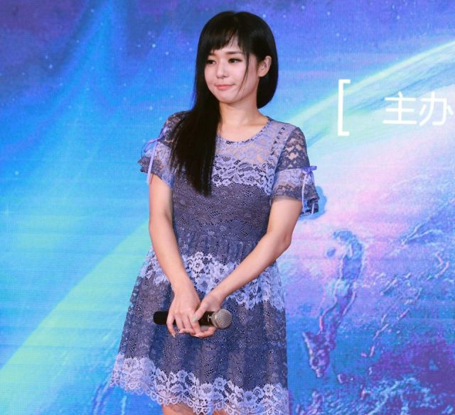 Популярная в Азии порнозвезда Сора Аои объявила о помолвке (10 фото)
