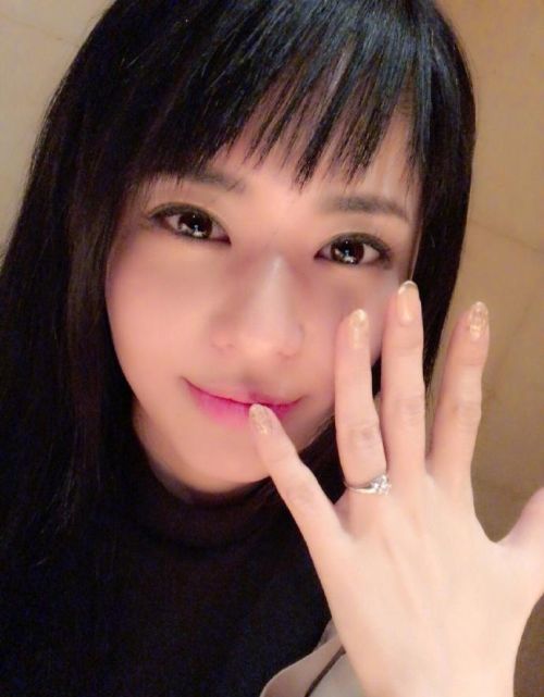 Популярная в Азии порнозвезда Сора Аои объявила о помолвке (10 фото)