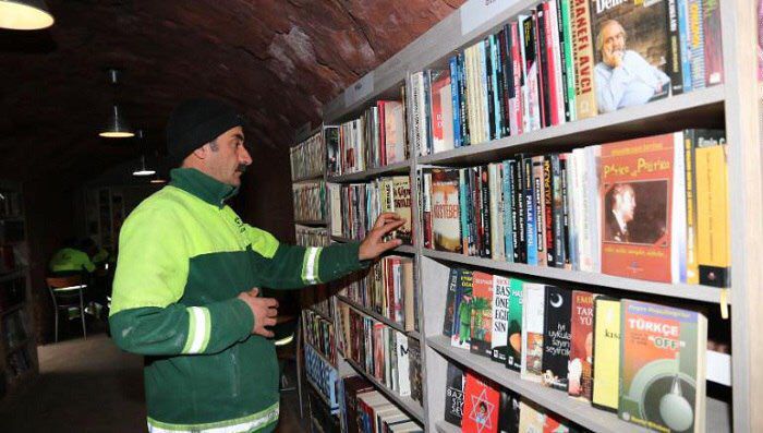 Мусорщики открыли библиотеку из выброшенных книг (3 фото)