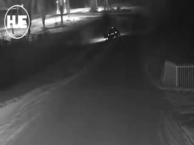 Водитель пытался потушить горящий автомобиль снегом