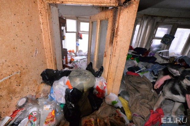 В Екатеринбурге вскрыли квартиру пенсионерки, которая на 1,5 года оставила без газа весь подъезд (13 фото)